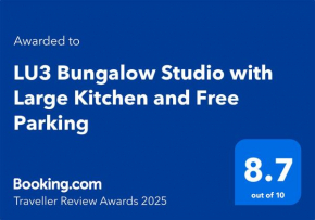 LU3 Bungalow Studio with Large Kitchen and Free Parking